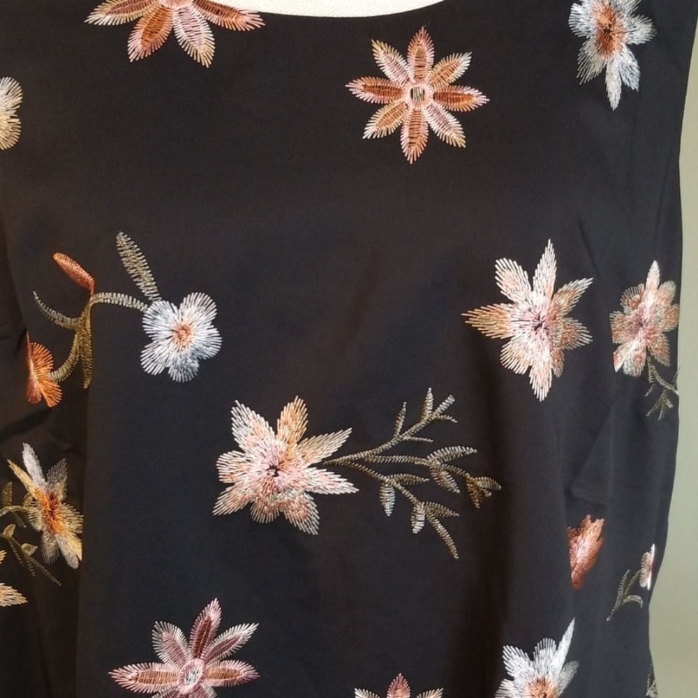 Chico's Flower Tank - Picture 2 of 8